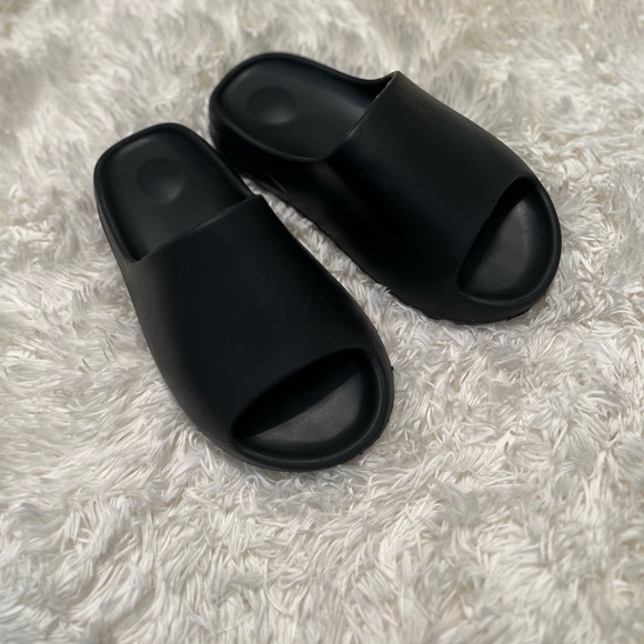 Womens Black slides - Picture 3 of 4